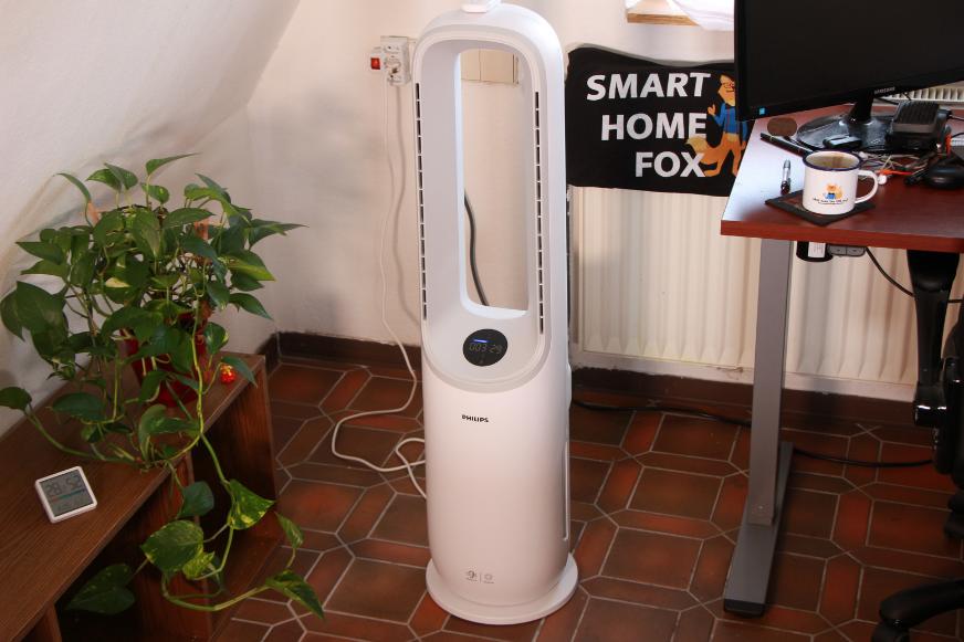 Der Philips Air Performer 7000 (AMF765/10) steht im Büro neben einem Schreibtisch.